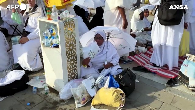 Pellegrini musulmani sfidano il caldo nell'ascesa al monte Arafat