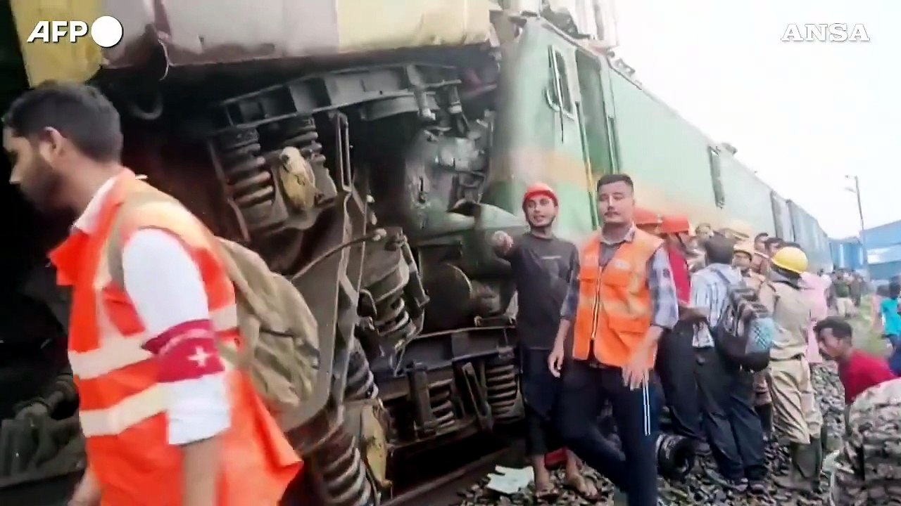 India, scontro fra un treno passeggeri e un merci: almeno 15 morti