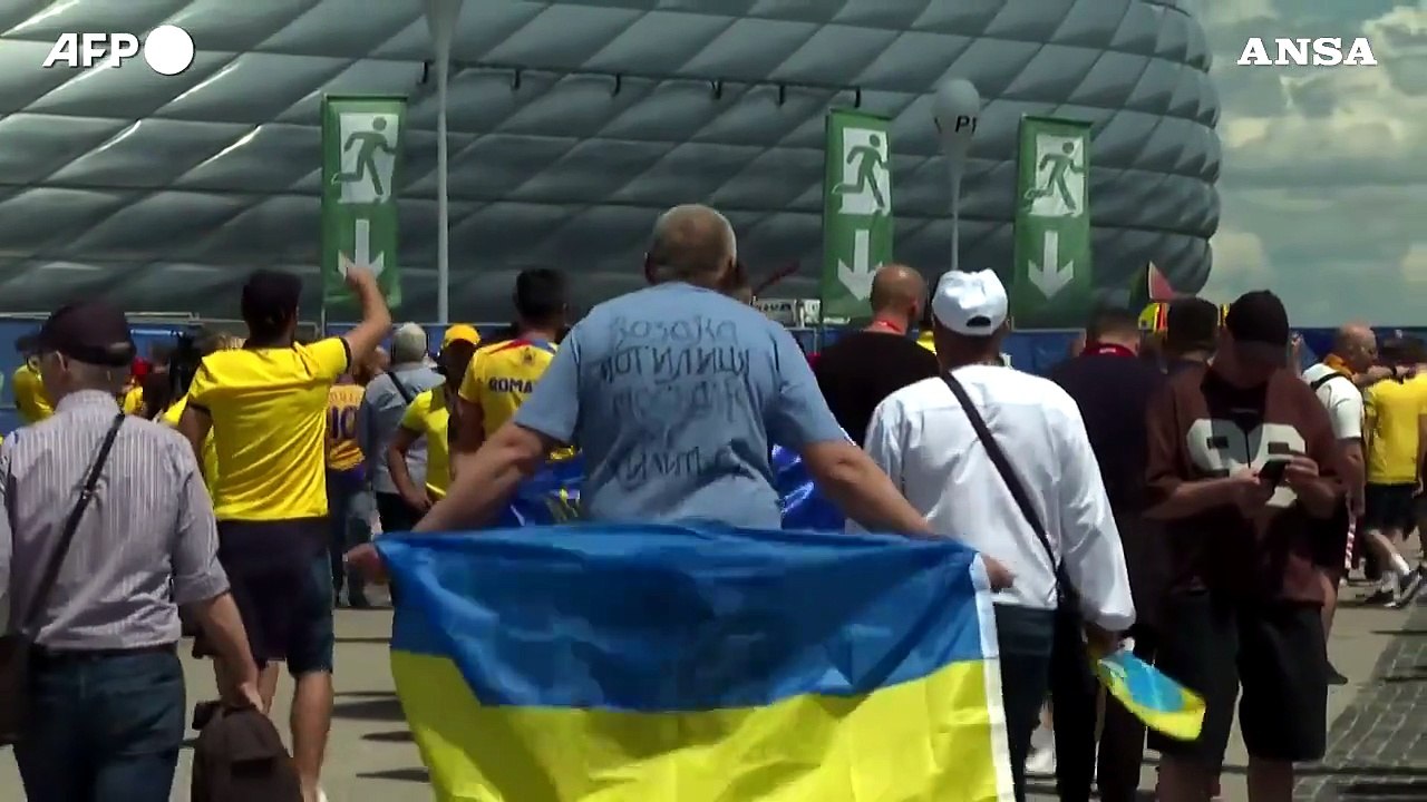 Euro 2024, i tifosi ucraini arrivano allo stadio per il match con la Romania
