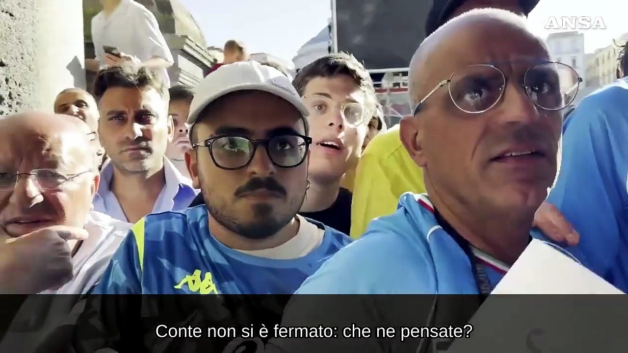 Napoli, Conte non si ferma a salutare i tifosi. Ed esplode la rabbia