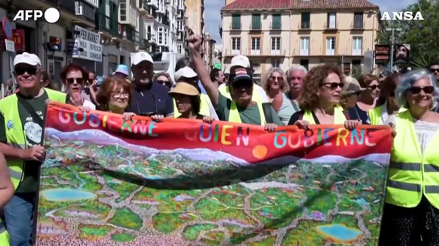 Spagna, manifestazione a Malaga contro il turismo di massa