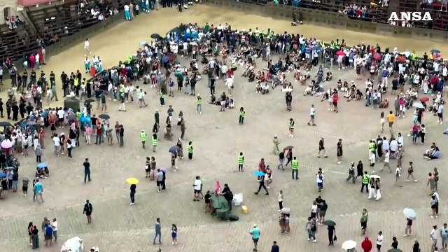 Palio di Siena, nuovo rinvio causa pioggia: si corre domani