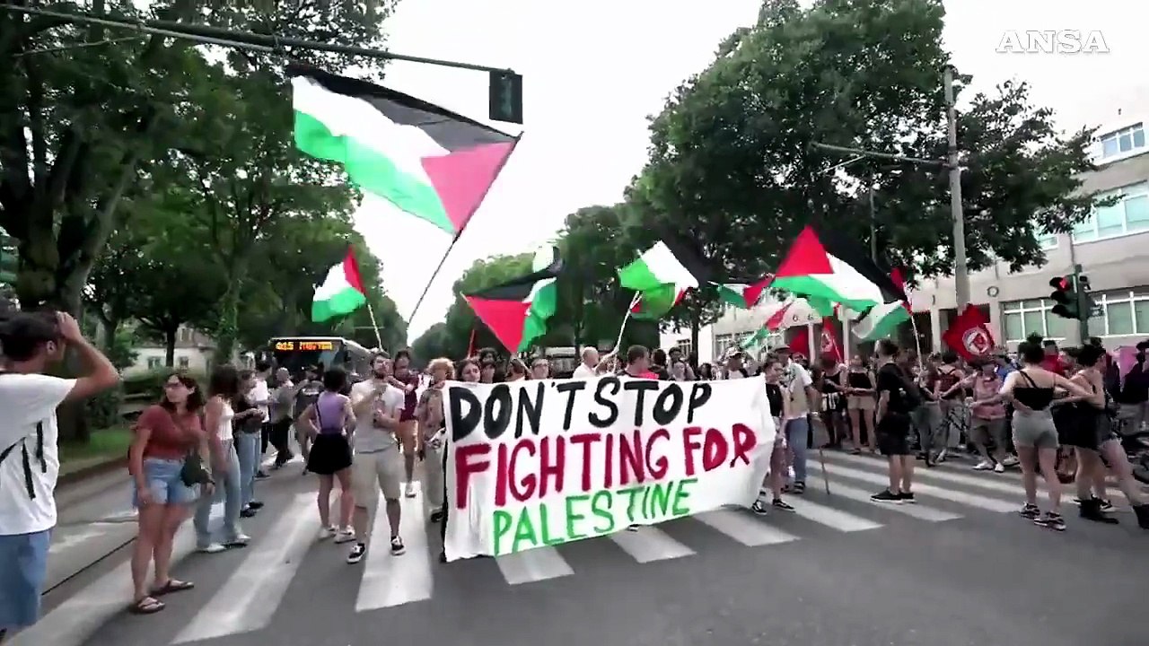 Torino, corteo pro-Palestina: imbrattata la statua del Fante d'Italia