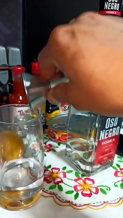 sirviendo un trago de vodka oso negro en la oficina entre botanas y bebidas #shorts bien agusto