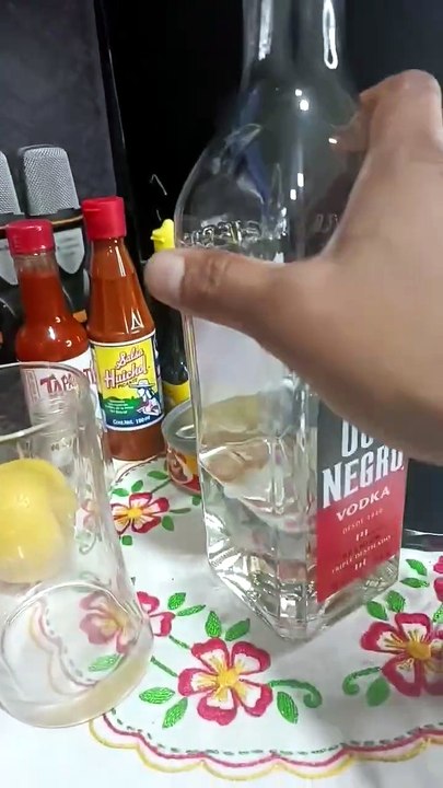 sirviendome un trago de vodka oso negro en la oficina mientras le platico cosa de la vida #shorts