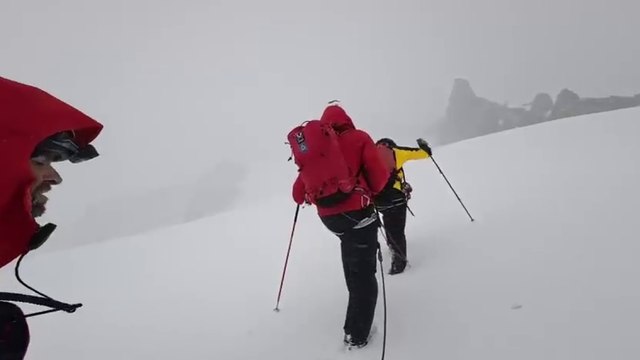 Aosta, fulmine colpisce un alpinista sul Dente del Gigante: salvati due scalatori sul Monte Bianco