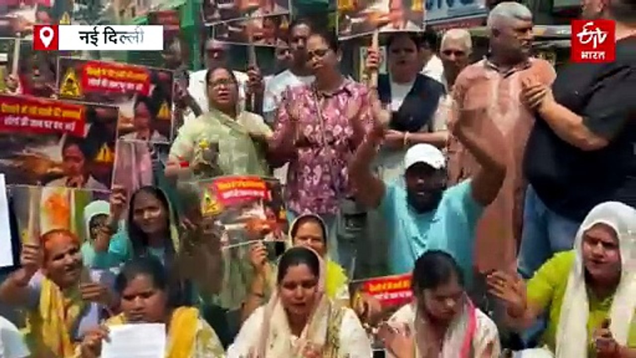 दिल्ली: विश्वास नगर में पानी संकट पर फूटा जनता का गुस्सा, मटका फोड़ और किया चक्का जाम