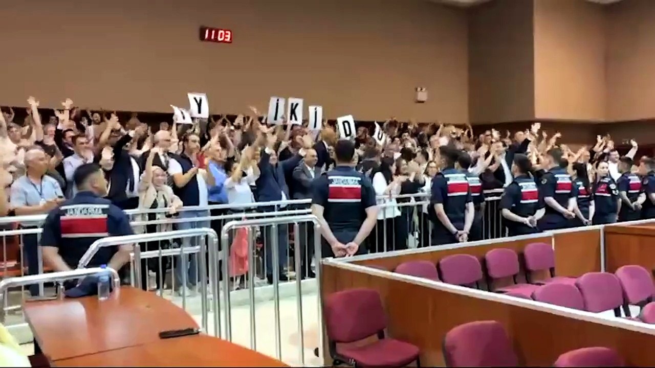 İmamoğlu'na mahkeme salonunda doğum günü sürprizi