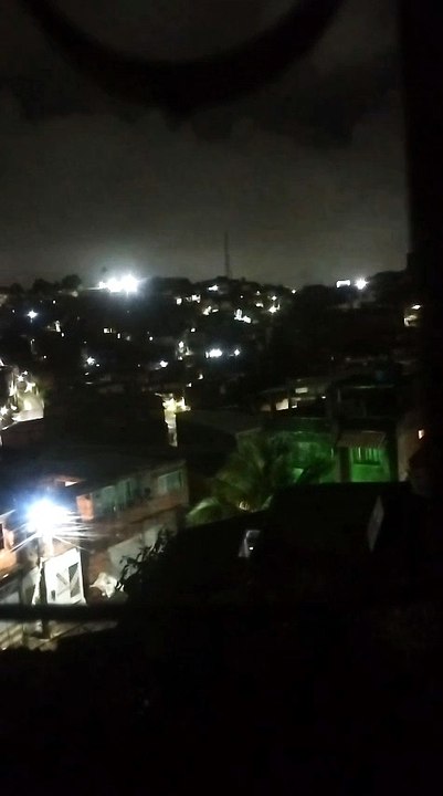 Morador registra intenso tiroteio durante operação da polícia em Salvador