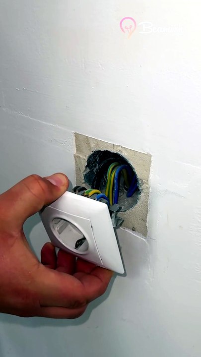 The Correct Way to Wire a Power Plug