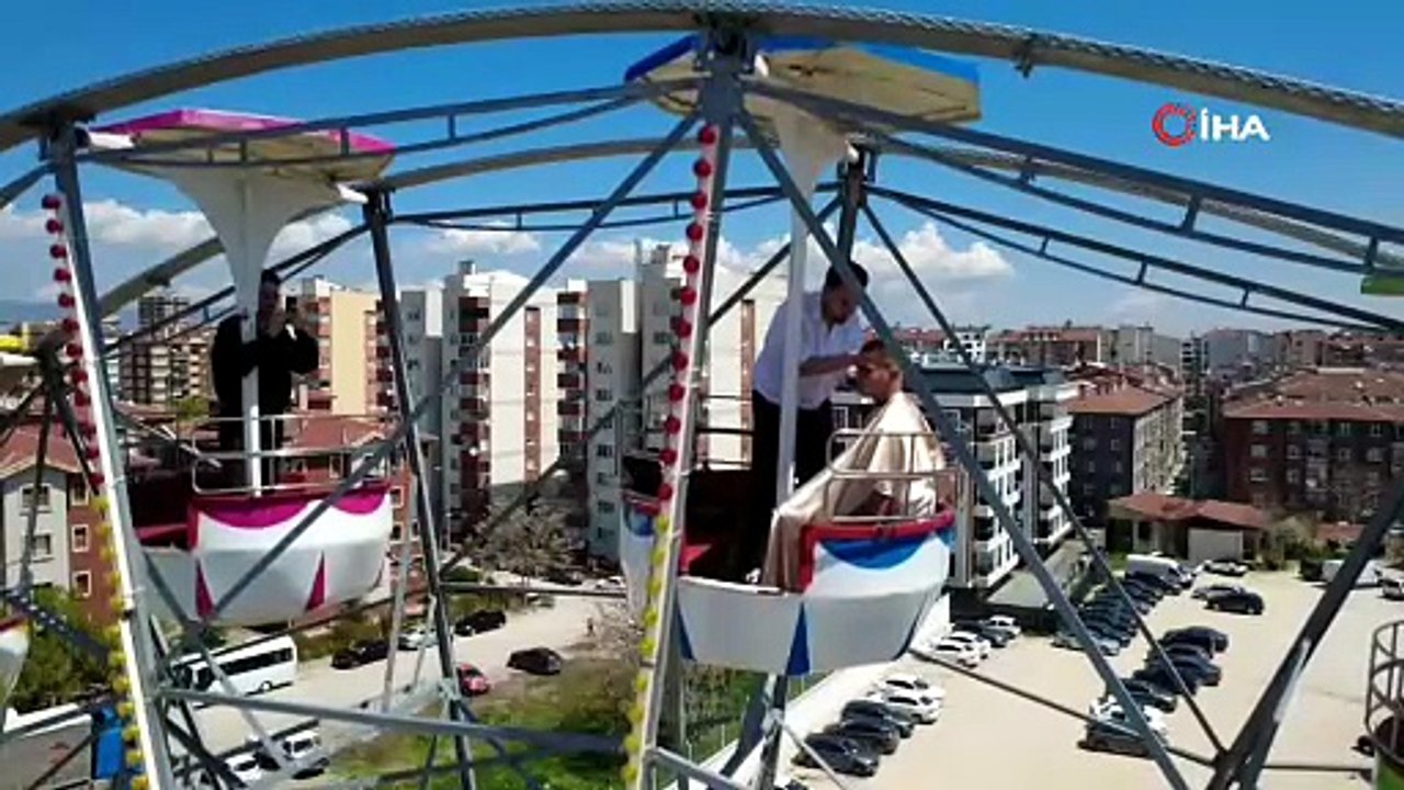 Dönme dolabın zirvesinde macera dolu saç kesimi
