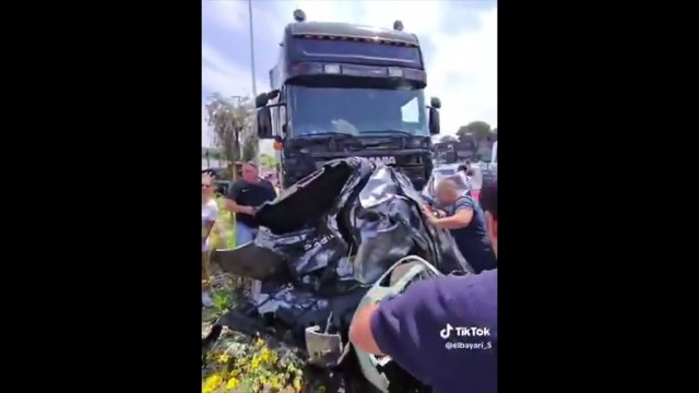 Les images très impressionnantes d'un carambolage qui s'est produit à Antibes: Un camion a foncé sur 22 voitures, faisant 37 blessés - VIDEO