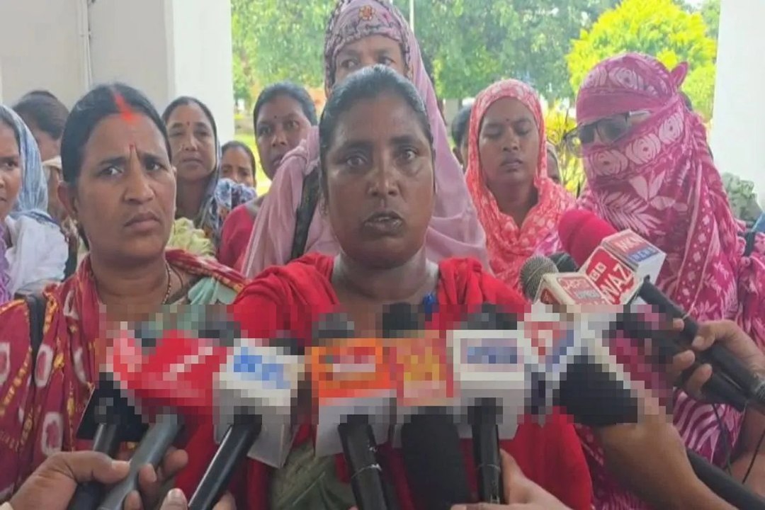 विधायक की बहन के समर्थन में उतरीं मितानिन, कलेक्टर से बोलीं- नायब तहसीलदार को सस्पेंड करिए
