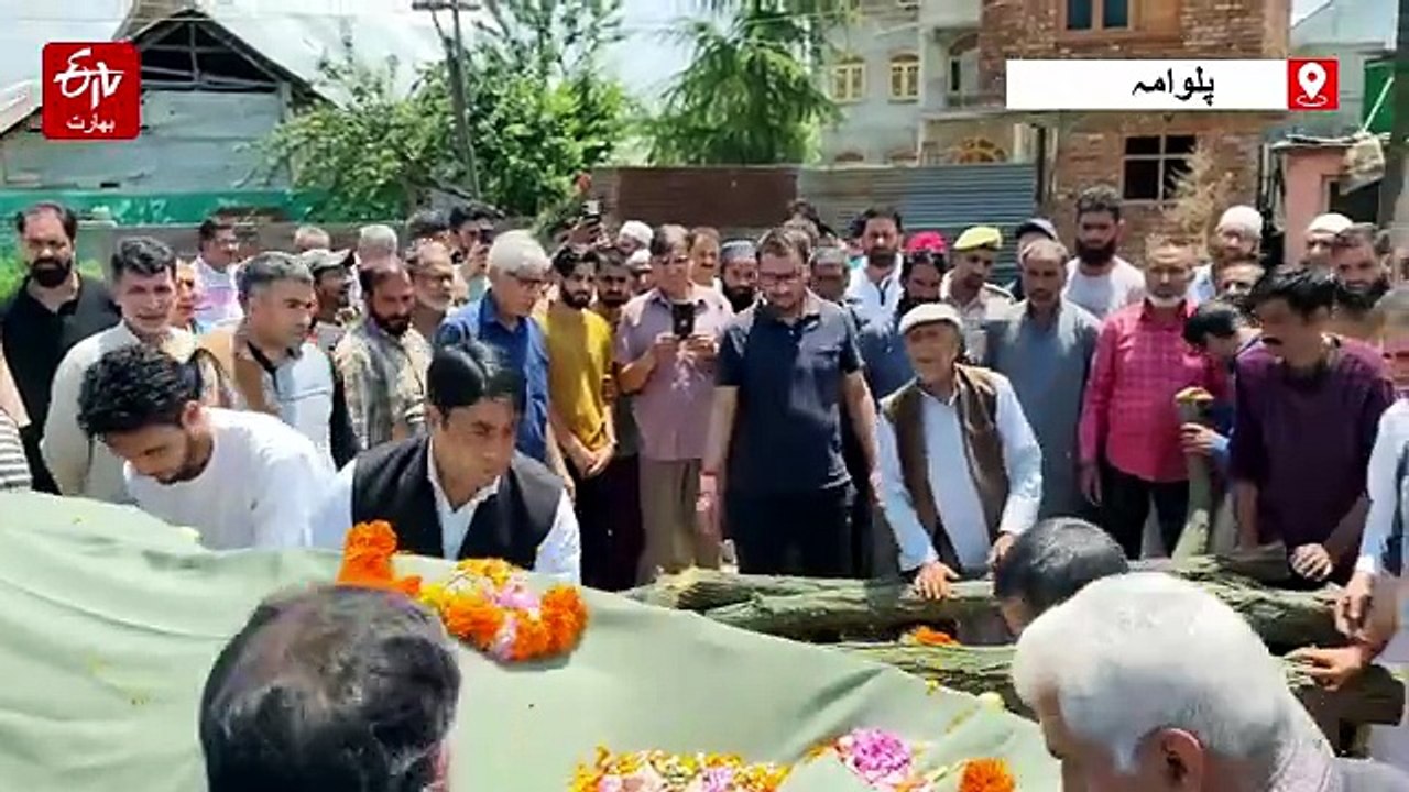 پلوامہ میں بھائی چارے کی زندہ مثال، کشمیری پنڈت کی آخری رسومات میں مسلمان پیش پیش
