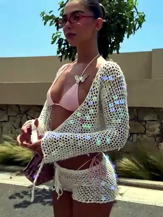 🔵Françeska më në formë se kurrë shfaqet buzë bregdetit duke i shijuar valët❤