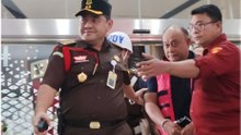 Momen Dadan dan 2 Mantan Wakil Kepala BGN Digiring ke Mobil Tahanan