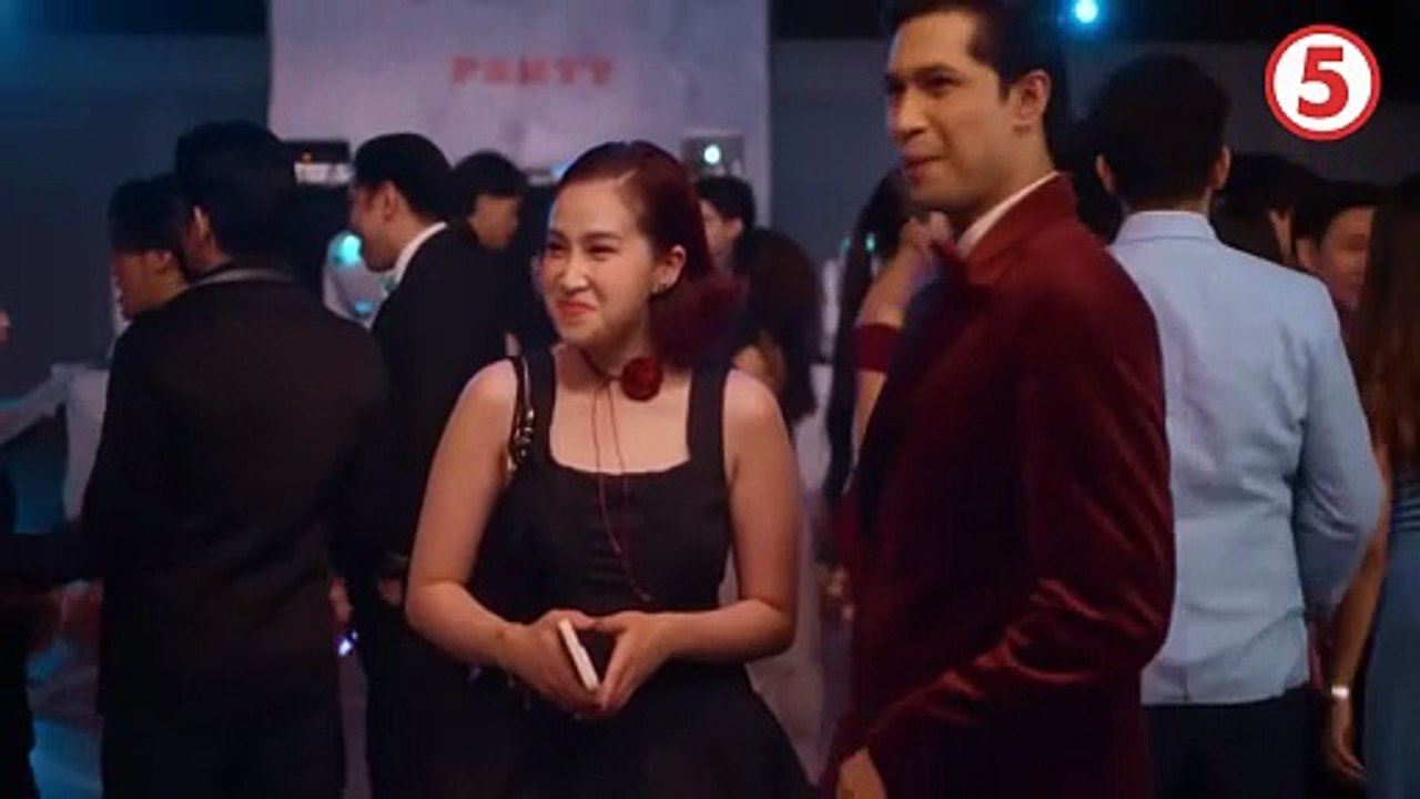 Seducing Drake Palma: na locked si Alys with mysterious guy.