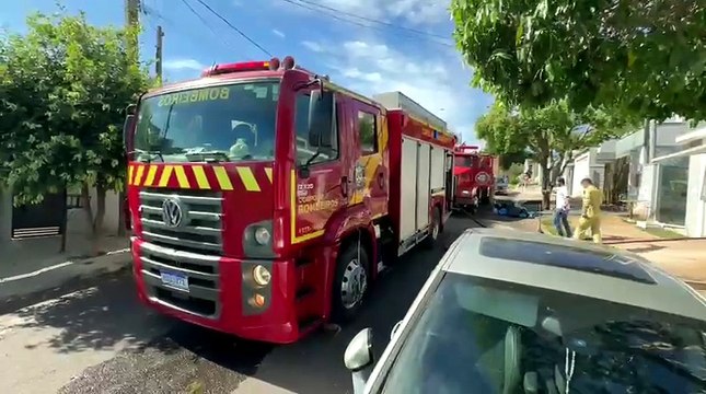Incêndio atinge residência com crianças dentro e mobiliza bombeiros em Umuarama