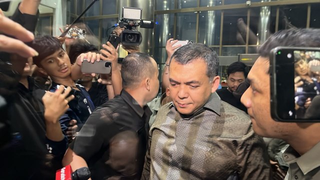 Tiba di Gedung KPK, Silmy Karim Bungkam