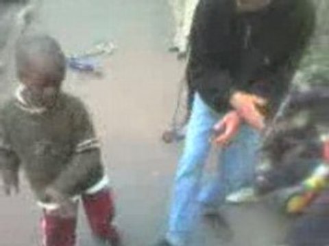 Gamin de 4 ans qui danse le coupé décalé