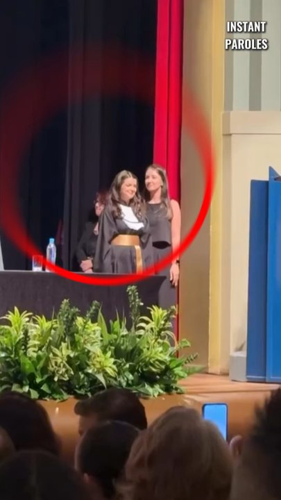 Cette étudiante atteinte de surdité reçoit son diplôme sous les applaudissements spéciaux du public