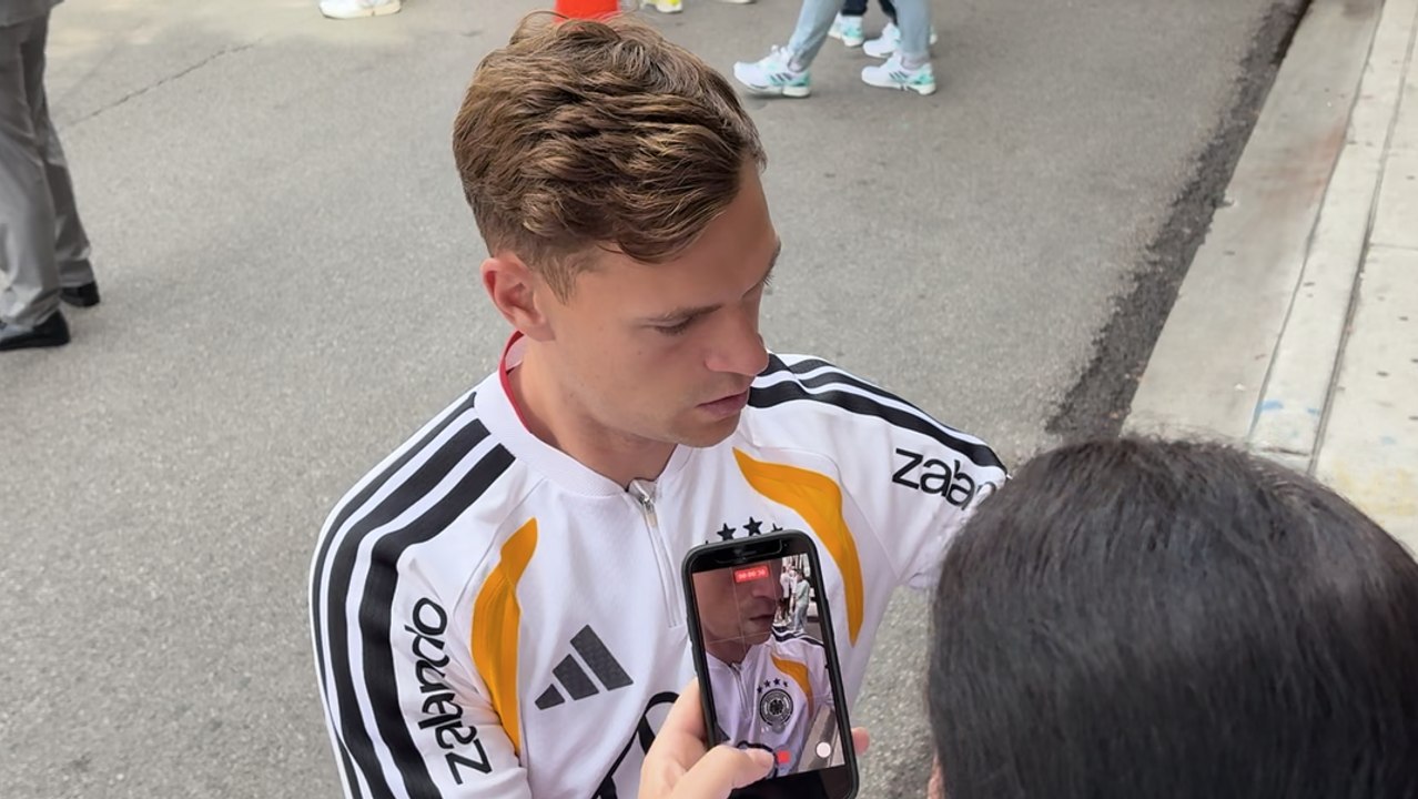 Busabfahrt in Richtung Training: Kimmich nimmt sich zuerst Zeit für die Fans