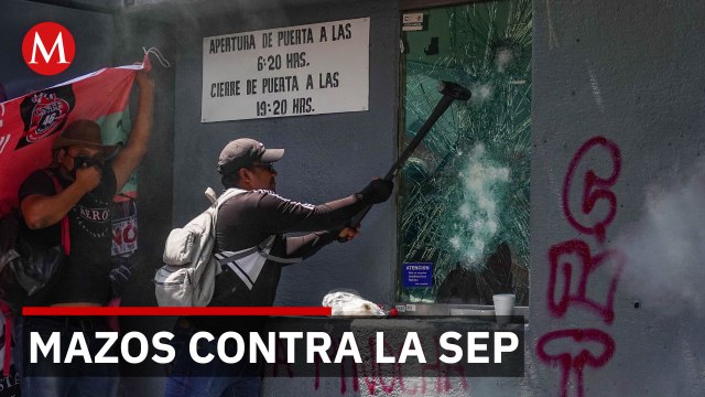 Maestros de la CNTE vandalizan oficinas de la SEP; intentan derribar las puertas con mazos