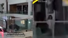 Guardias captan a niña deambulando por plaza comercial