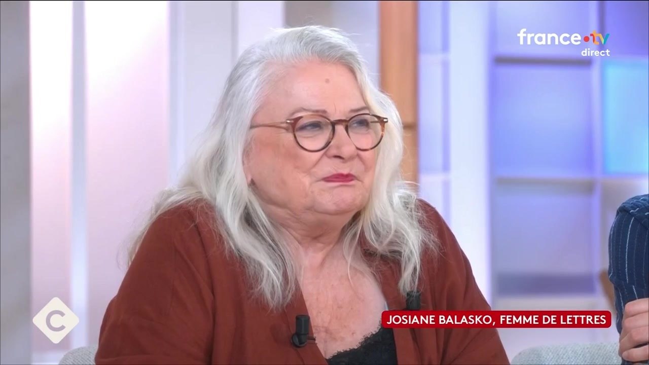 "Sa disparition a été déchirante" : Josiane Balasko émue en évoquant la mort de son amie Nathalie Baye (ZAPTV)