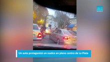 Un auto protagonizó un vuelco en pleno centro de La Plata