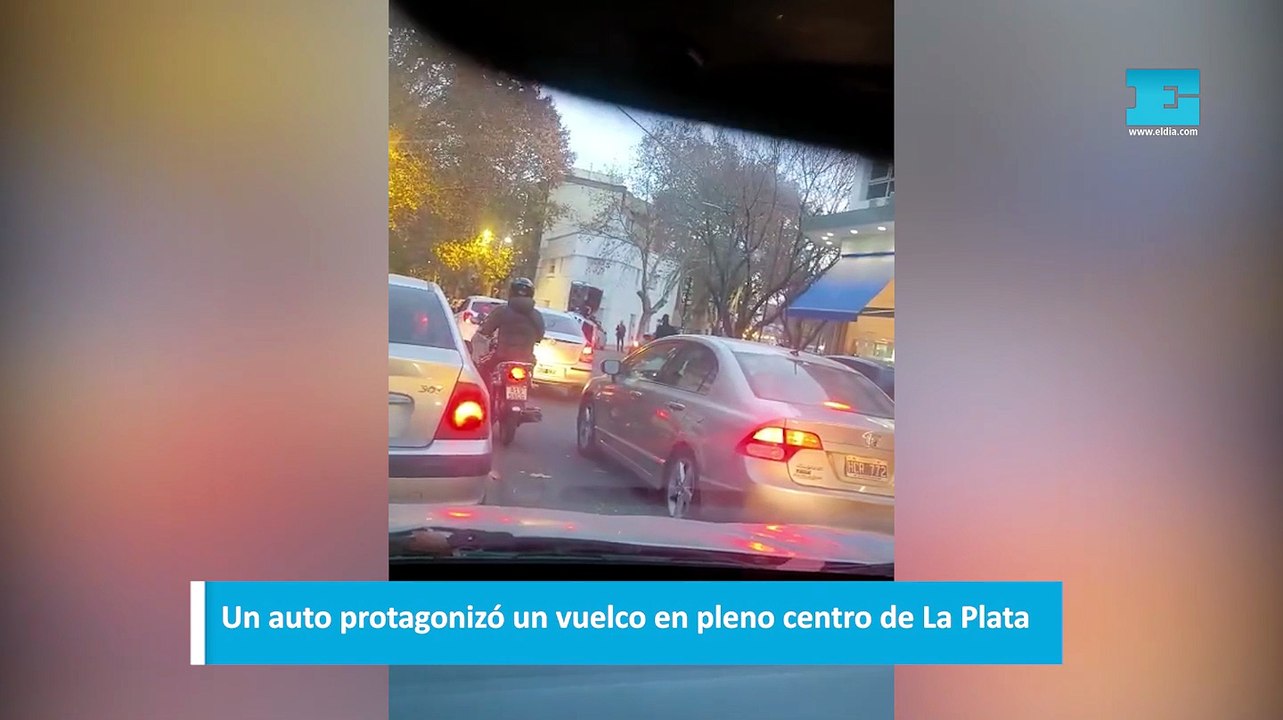 Un auto protagonizó un vuelco en pleno centro de La Plata