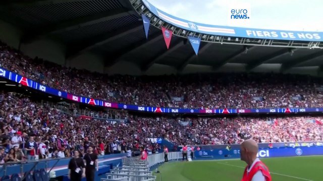 PSG, la festa dei giocatori al rientro a Parigi dopo il trionfo di Budapest
