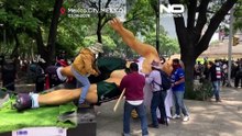 Derriban estatuas de jugadores del Mundial durante protesta en Ciudad de México