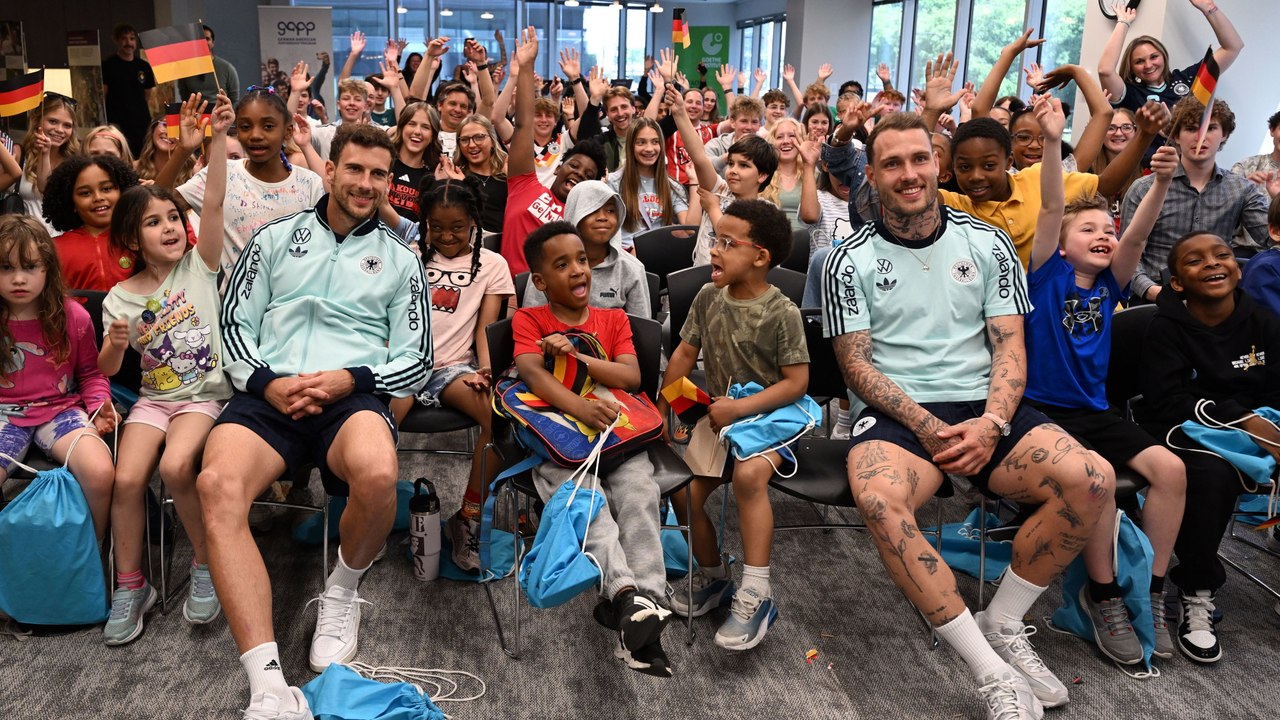 'Kannst du auf meinem Finger unterschreiben?' Goretzka und Raum auf Schulbesuch