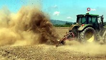 Bursa\'da çiftçilerin zorlu mesaisi: Toz bulutu altındalar...