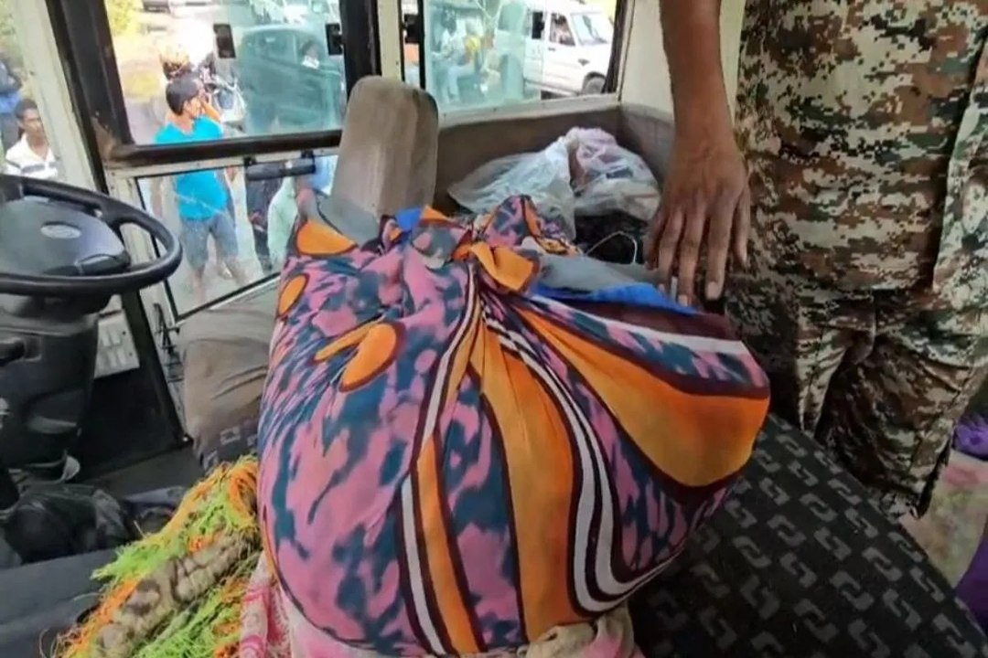 लक्जरी बस में गठिरयां लेकर 20 महिला-पुरुष थे सवार, रुकते ही हुए फरार, पुलिस ने खोलकर देखा तो मिला 2 करोड़ का गांजा