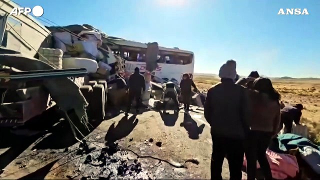 Scontro frontale tra un camion e un autobus, 16 morti in Bolivia