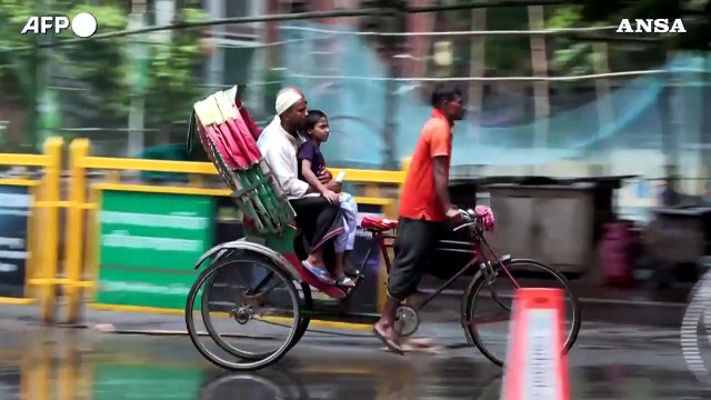 Bangladesh, soldati nelle strade di Dacca dopo le proteste e gli scontri