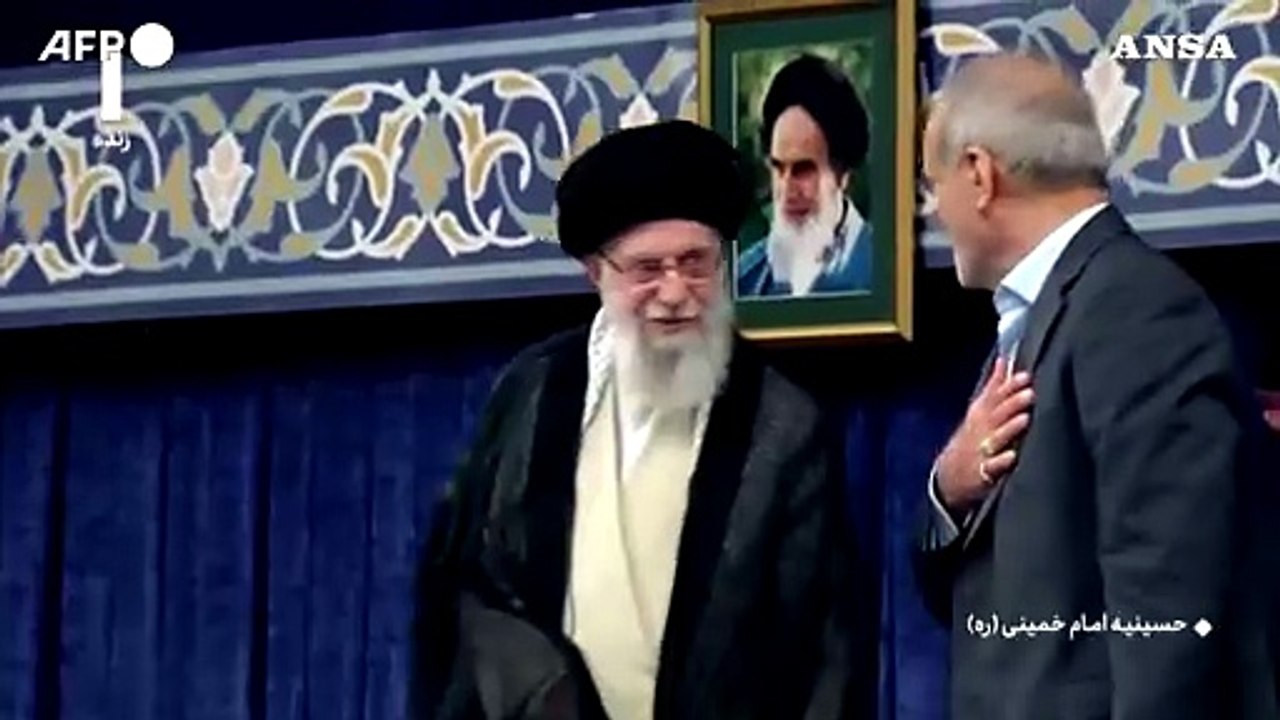 Iran, Khamenei da' l'investitura al nuovo presidente Pezeshkian