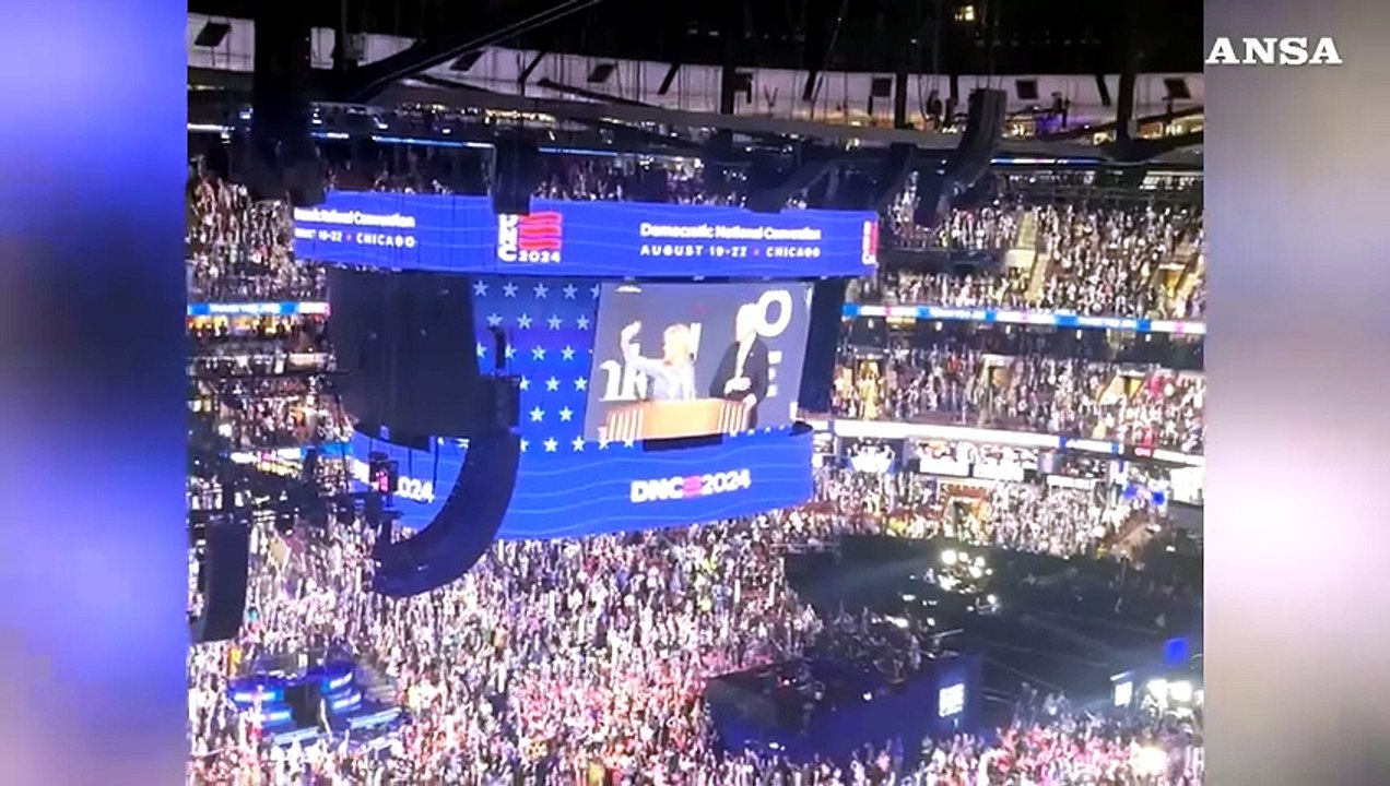 Chicago, l'abbraccio tra Harris e Biden sul palco della convention