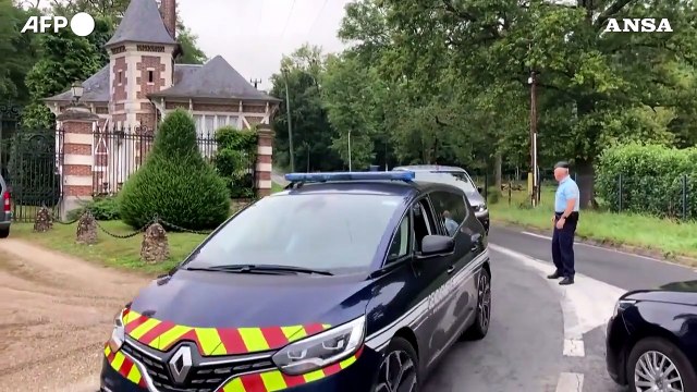 Morto Alain Delon: i fan si radunano davanti alla casa dell'attore a Douchy - Video