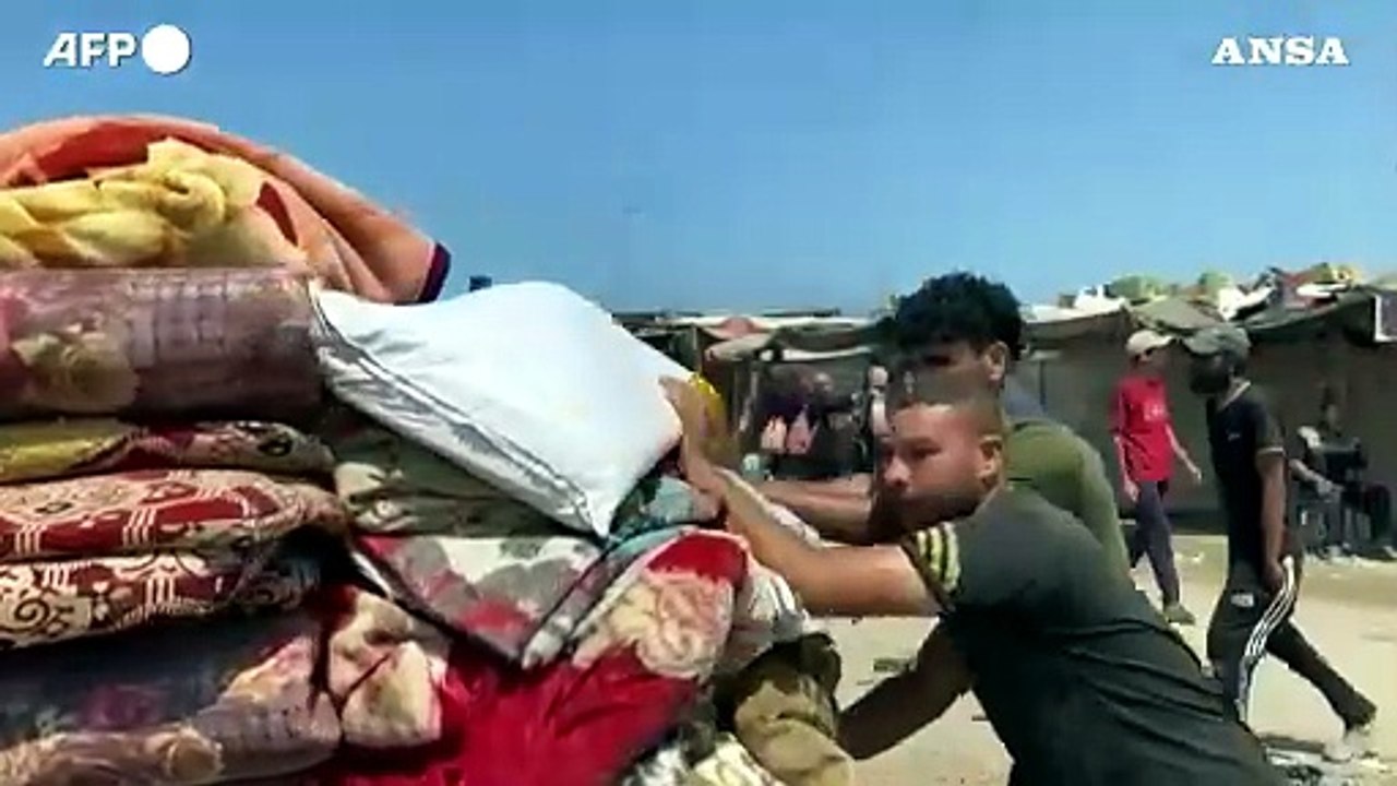 Gaza, palestinesi fuggono da un campo per sfollati a Khan Yunis