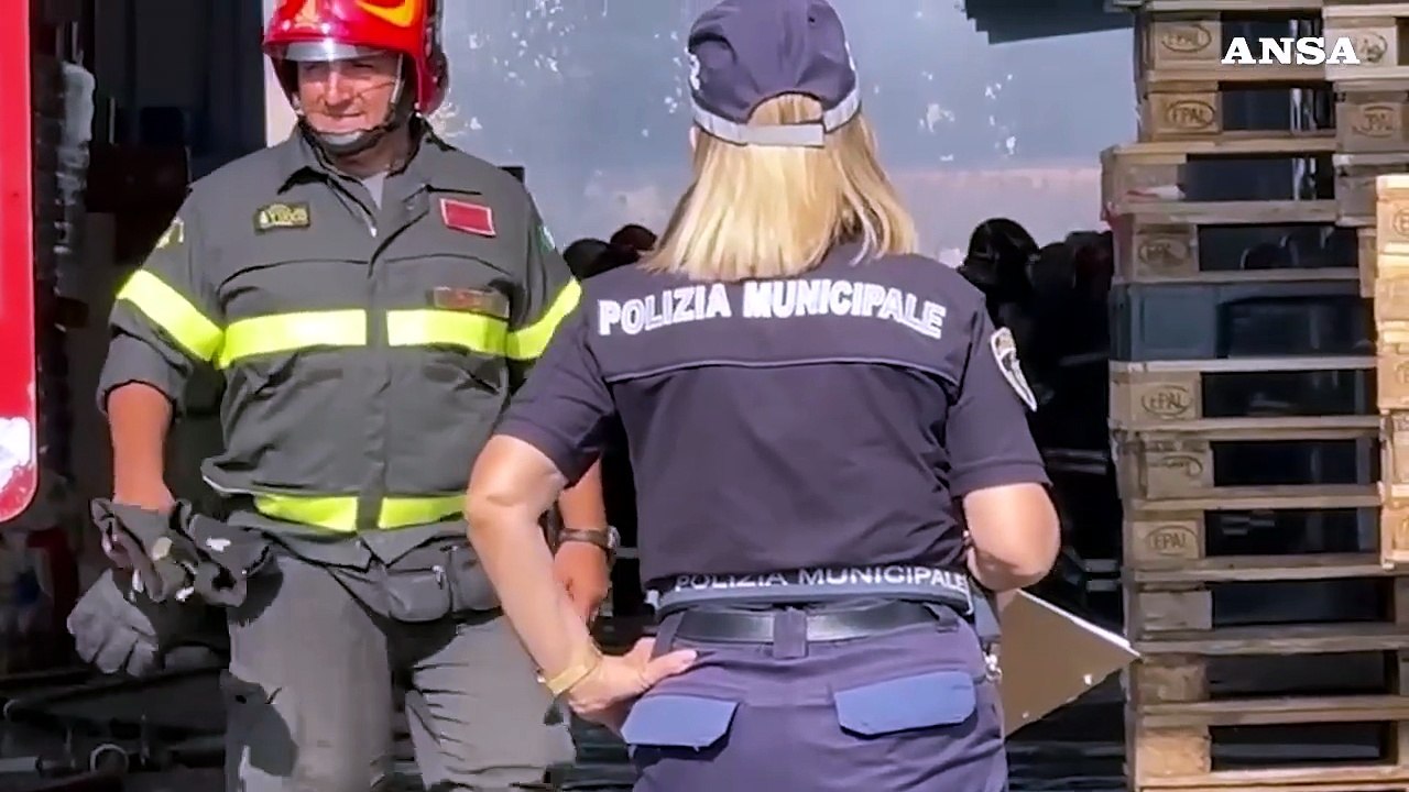 Incendio a Pozzuoli, a fuoco capannoni e mezzi di un'azienda alimentare