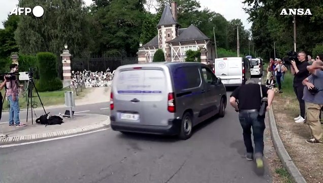 Funerali Alain Delon, l'arrivo del carro funebre e dei figli dell'attore a Douchy
