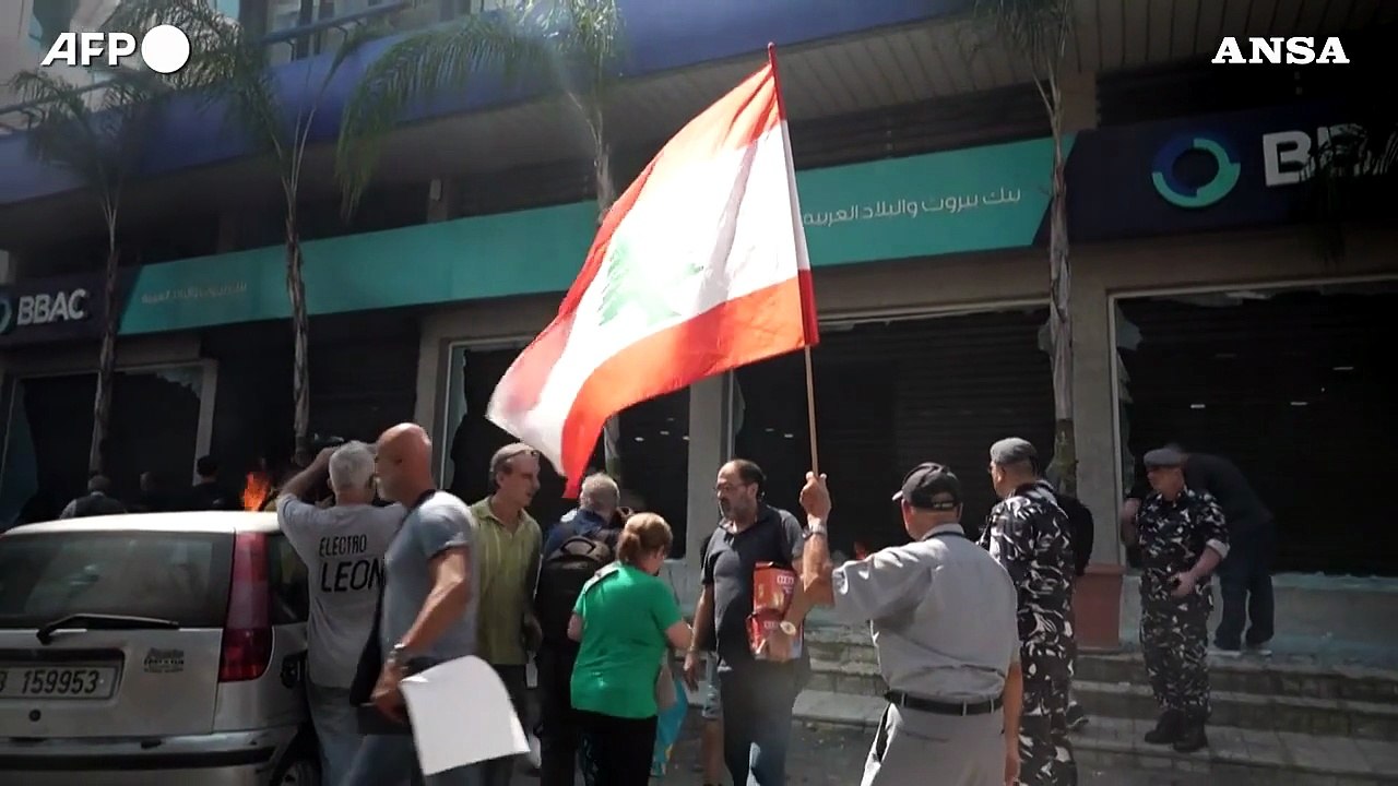 Libano, cittadini assaltano banche a Beirut