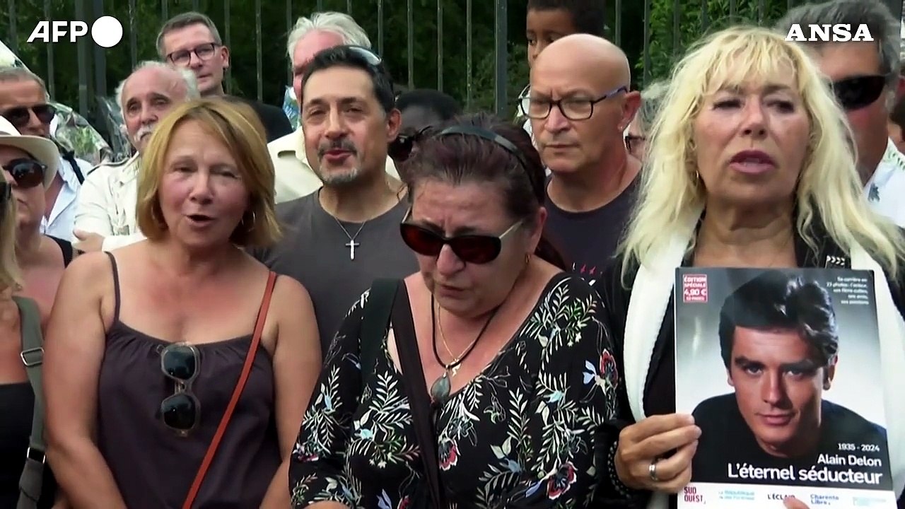 Funerali Delon, i fan cantano "Paroles, Paroles"