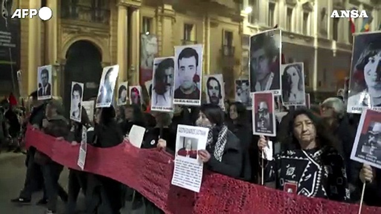 Cile, manifestazione a Santiago per ricordare le vittime della dittatura