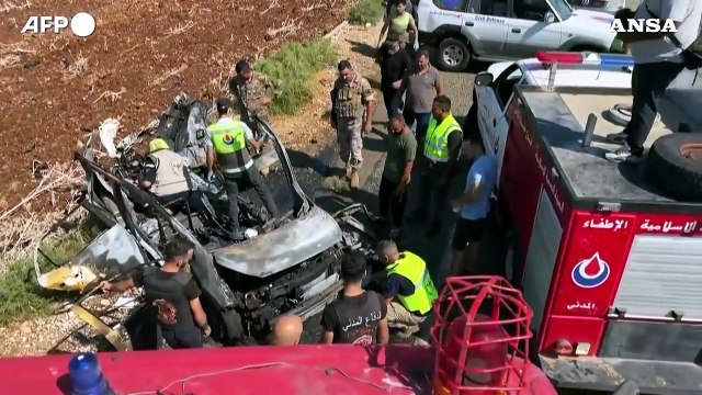 Libano, soccorritori in azione dopo un attacco israeliano