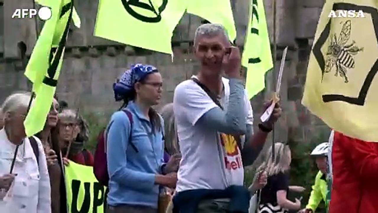 Clima: Gran Bretagna, manifestazione degli attivisti di Extinction Rebellion a Windsor