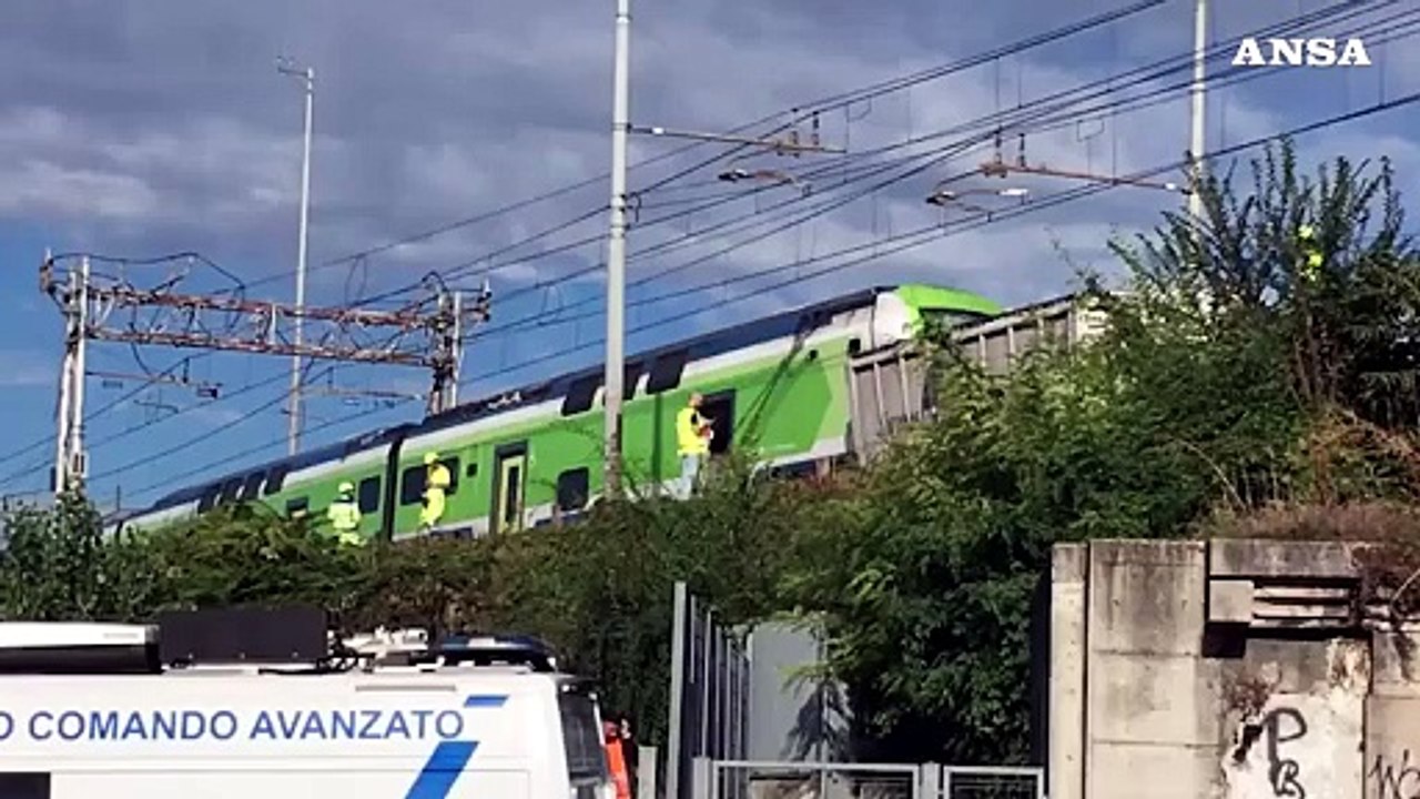 Treno deraglia a Milano: impatto con un container caduto sui binari